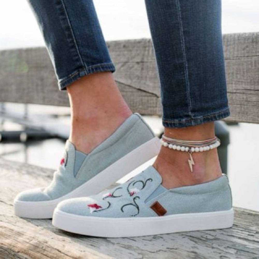 NEW Revitalign‎ Embroidered Boardwalk slip on Sneakers Size 7 A24